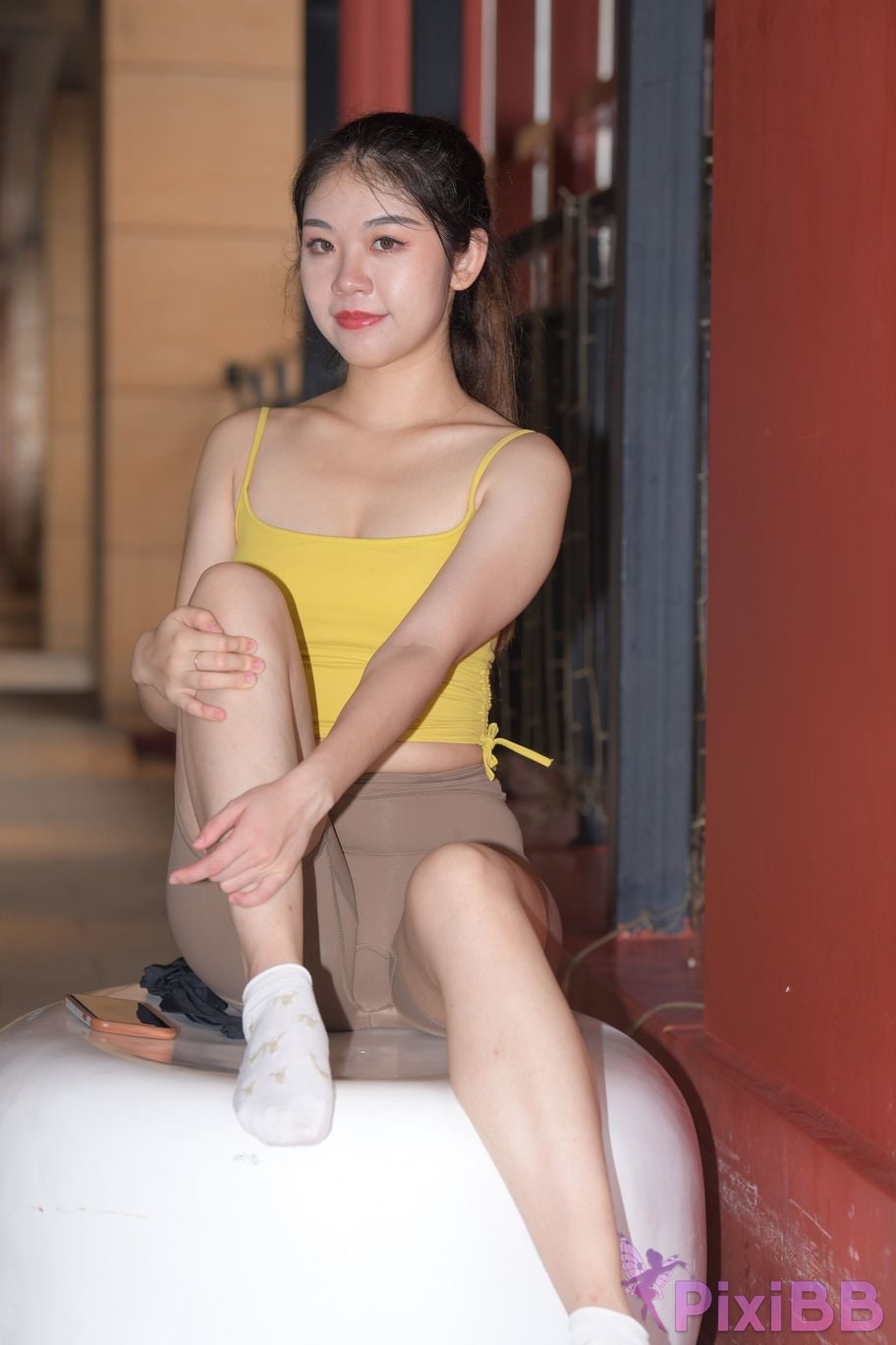 Featured Street Photography Works No.6032 Beautiful beauty in yellow suspenders and super tight pants PixiBB.COM 582