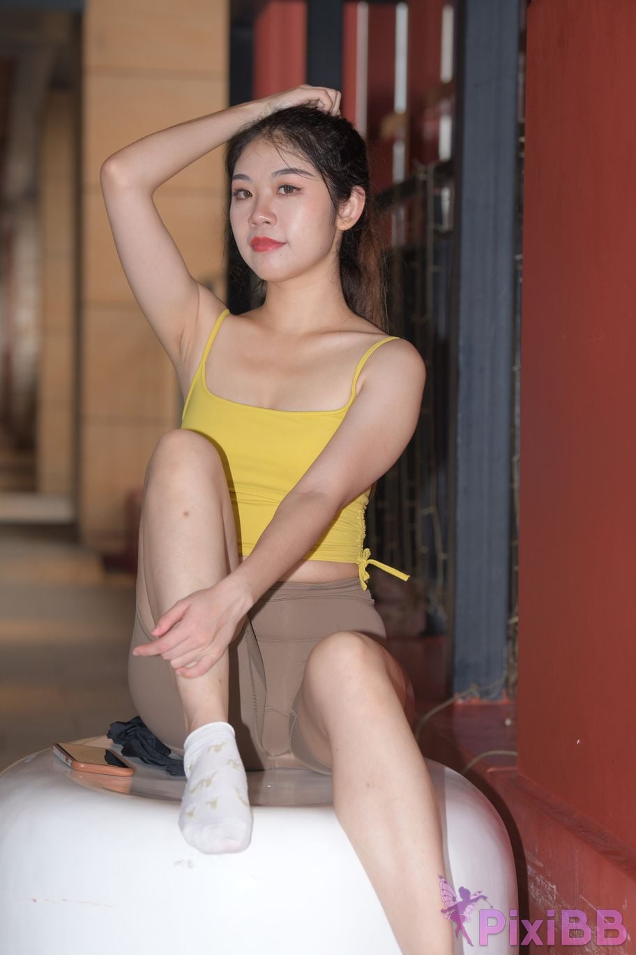 Featured Street Photography Works No.6032 Beautiful beauty in yellow suspenders and super tight pants PixiBB.COM 583