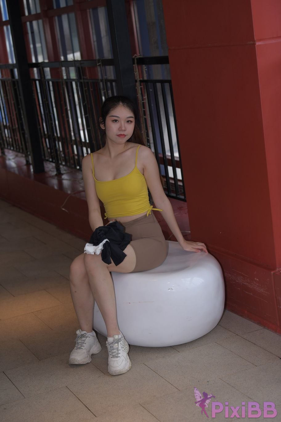 Featured Street Photography Works No.6032 Beautiful beauty in yellow suspenders and super tight pants PixiBB.COM 605
