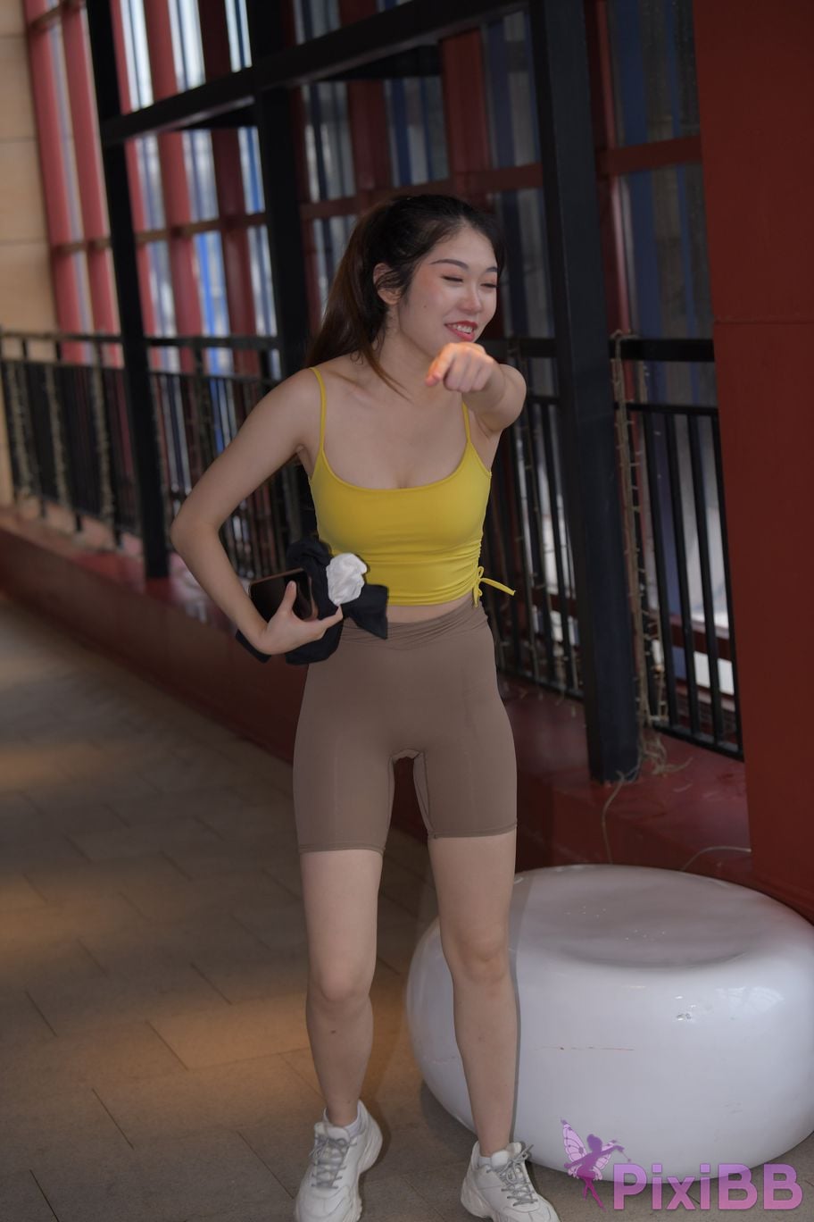 Featured Street Photography Works No.6032 Beautiful beauty in yellow suspenders and super tight pants PixiBB.COM 608