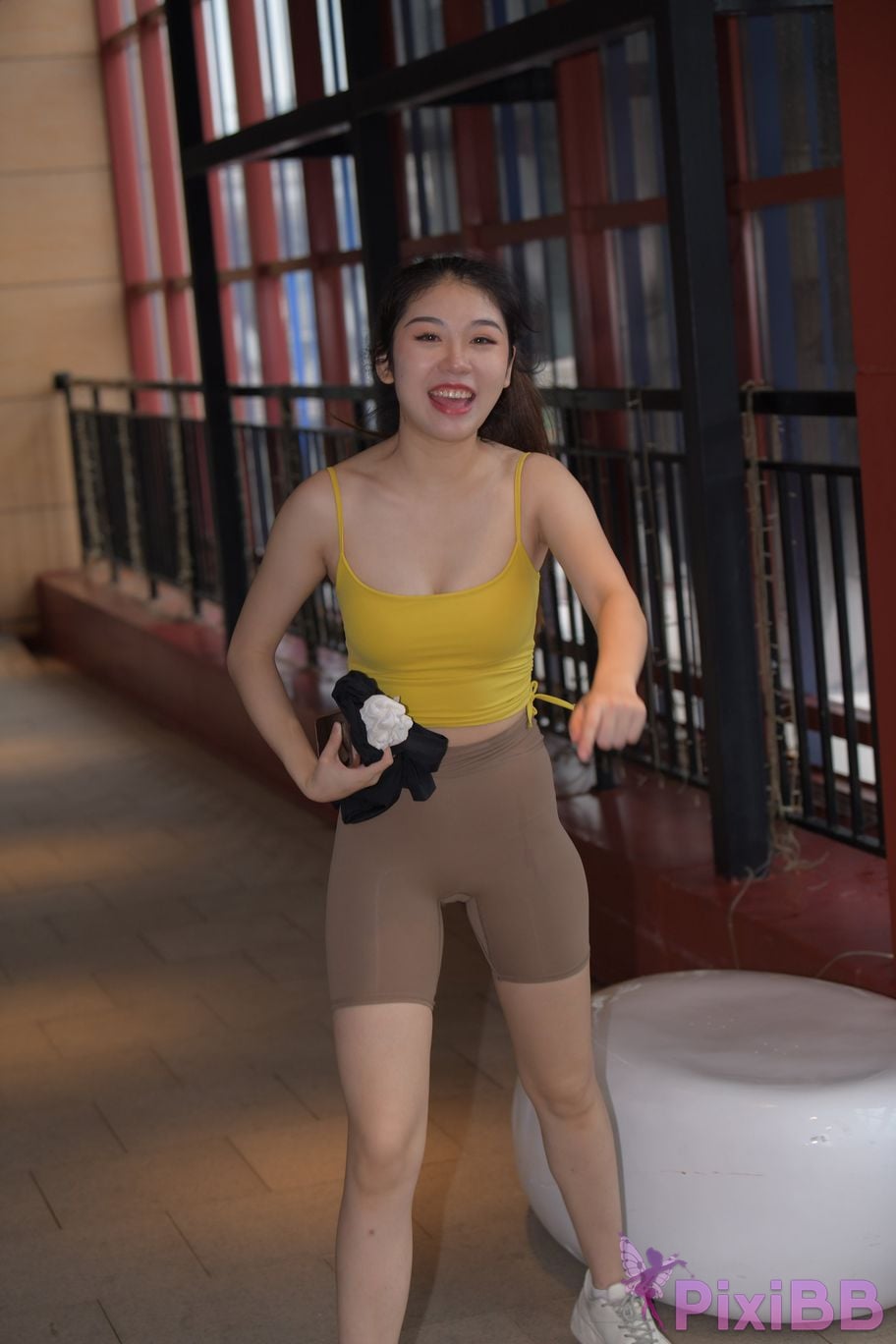 Featured Street Photography Works No.6032 Beautiful beauty in yellow suspenders and super tight pants PixiBB.COM 609