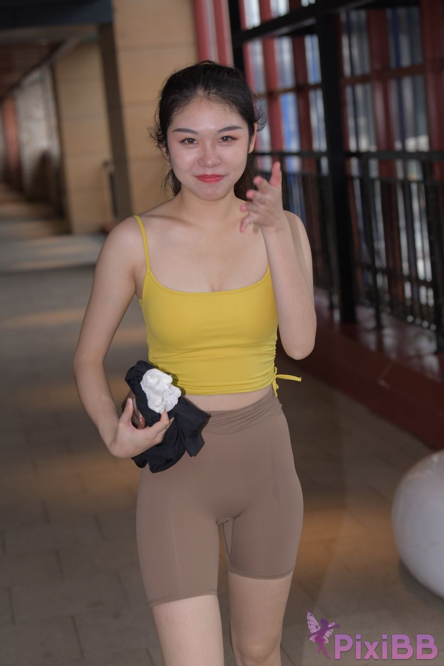 Featured Street Photography Works No.6032 Beautiful beauty in yellow suspenders and super tight pants PixiBB.COM 614