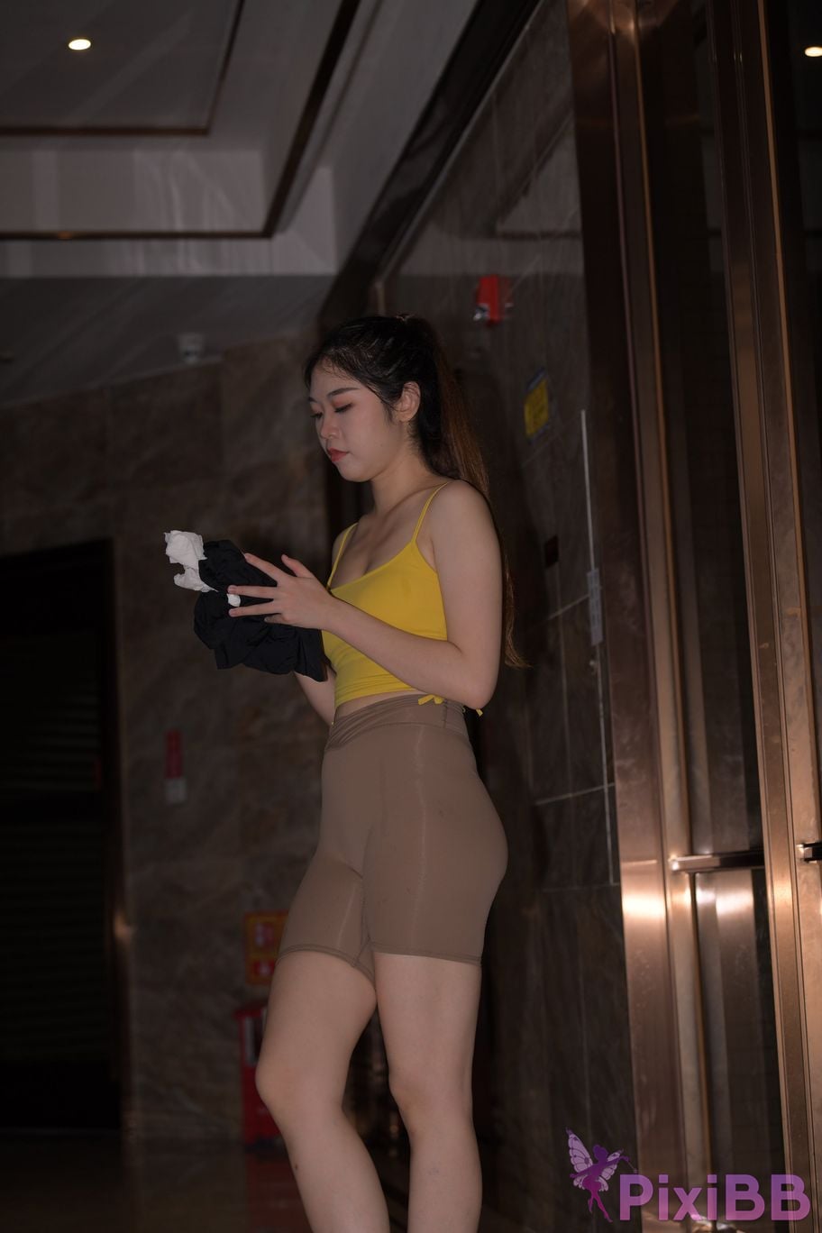 Featured Street Photography Works No.6032 Beautiful beauty in yellow suspenders and super tight pants PixiBB.COM 616