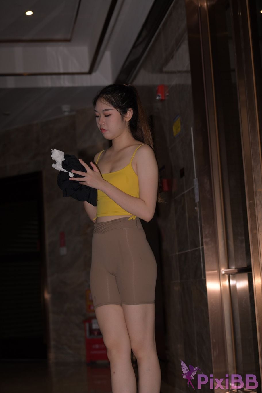Featured Street Photography Works No.6032 Beautiful beauty in yellow suspenders and super tight pants PixiBB.COM 617
